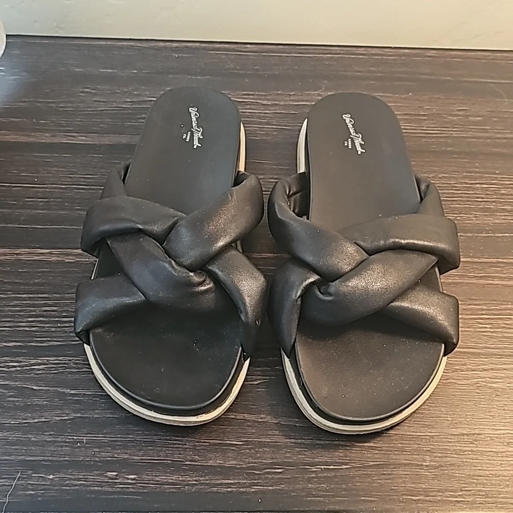 CHUNKY Sandal by UNIVERSAL Thread. Size 8.